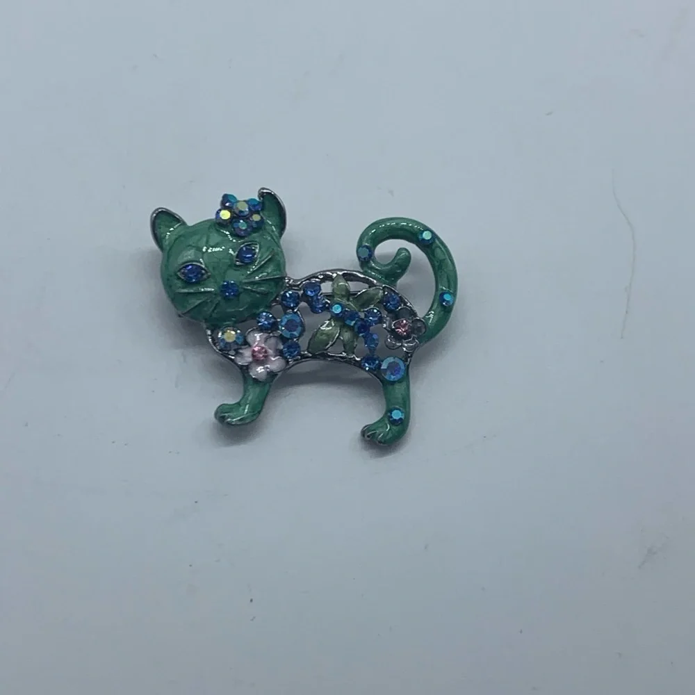 NEW green with blue crystals & flowers cat brooch - Picture 3 of 16